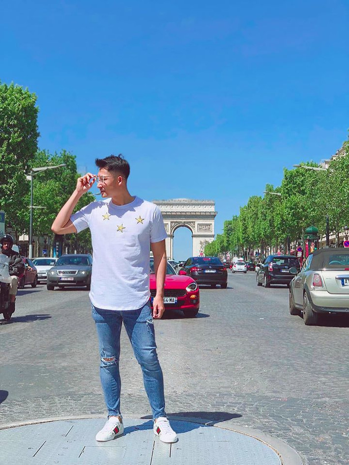 Áo phông, quần jean và giày thể thao là set đồ thường thấy khi Trọng Nhân đi du lịch.