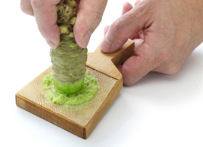 Wasabi: Không phải tất cả những người yêu thích sushi đều nhận ra rằng wasabi là một loại rễ cây và đôi khi được gọi là cải ngựa Nhật Bản. Cây có lá hình trái tim và hoa nhỏ màu trắng và rễ được nghiền thành bột nhão. Wasabi thích nghi trồng ở những nơi tối, ẩm ướt.