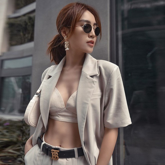 Ninh Dương Lan Ngọc gây chú ý khi diện mốt bra-top hở ngực xuống phố. Gần đây, cô thường xuyên khoe ảnh mặc gợi cảm trên trang cá nhân.