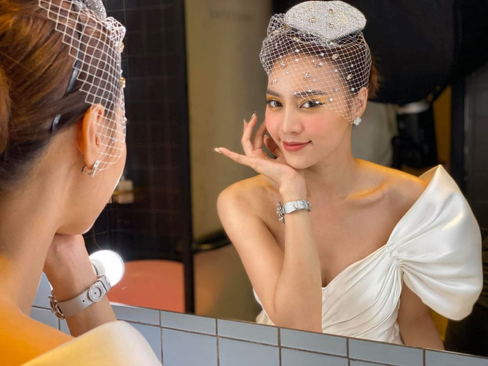Nữ diễn viên "Gái già lắm chiêu" ngày càng biến hóa trong phong cách thời trang từ kín đáo chuyển sang gợi cảm vô cùng.