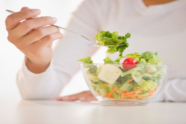 Không lo mất chất dinh dưỡng: Nấu nướng có thể làm mất đi các chất dinh dưỡng trong rau quả. Bạn sẽ không phải lo lắng về điều này khi ăn rau tươi. Ăn rau tươi giúp bạn giữ nguyên hàm lượng vitamin và chất khoáng.