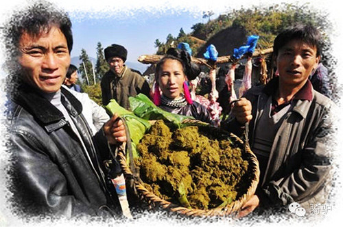 Theo người dân địa phương cho biết, cuối nồi lẩu thường có thêm các hương liệu từ vị thuốc đông y như 5 nhúm xương bồ và xuyên khung, như vậy khi ăn sẽ càng thấy thơm. Thông thường những người ăn quen sẽ vừa ăn vừa hụp nước trong nồi, nhưng với người không quen thì rất khó nuốt.