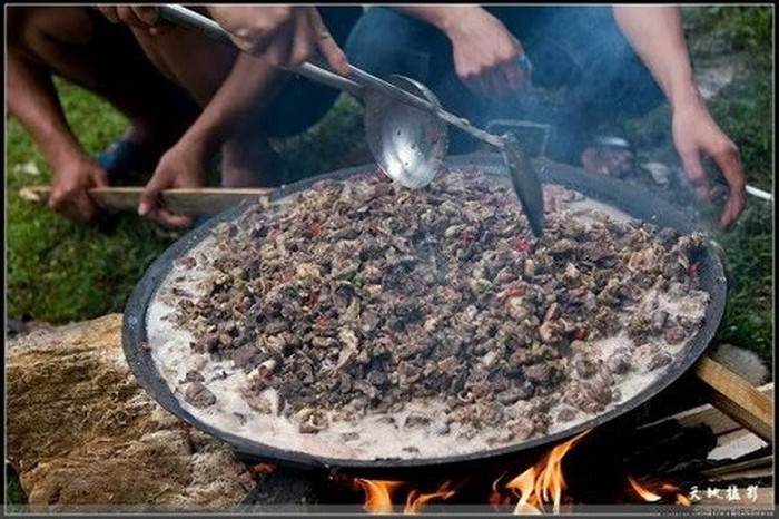 Để cho ra món lẩu kinh dị này không hề đơn giản mà đòi hỏi người chế biến phải hết sức kỳ công và tinh tế. Đây là món ăn nổi tiếng của người dân Đài Châu, thuộc đông nam tỉnh Quý Châu.