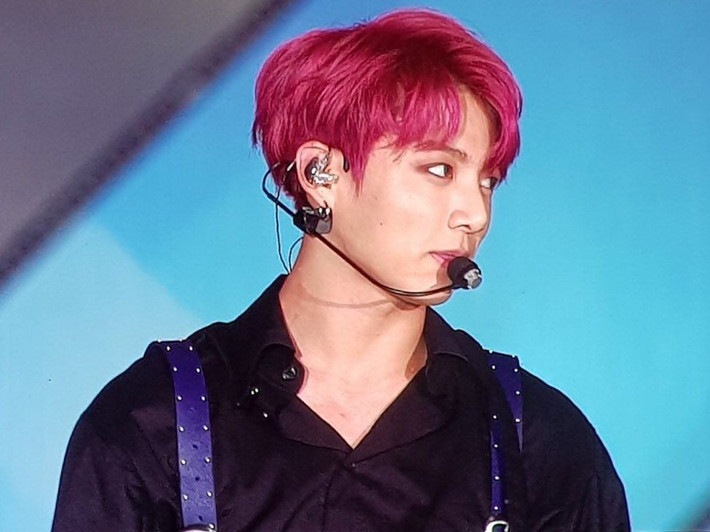 Có lúc anh cả nhóm BTS nhuộm màu đỏ rực trông vẫn hài hòa với gương mặt điển trai.