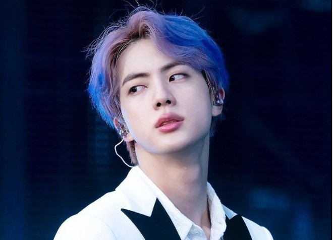 Anh cả nhóm BTS trông thu hút, sang chảnh tựa nam thần trên sân khấu nhờ thử màu tóc ánh tím bồng bềnh thời thượng.