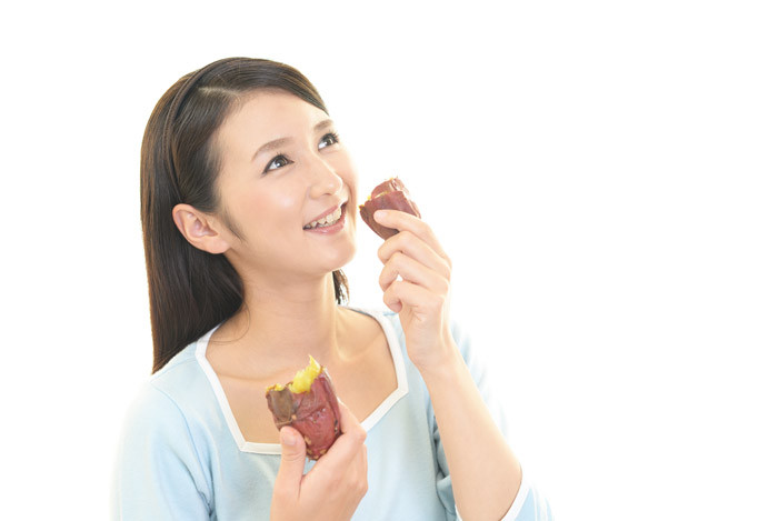 Khoai lang cũng được xếp vào nhóm thực phẩm giá "bèo" nhưng chứa đầy lợi ích không ngờ, nhất là trong chuyện giảm cân của sao. Bên cạnh đó, khoai lang còn chứa ít calories và rất giàu vitamin E nên giúp cải thiện quá trình lưu thông máu trong cơ thể.