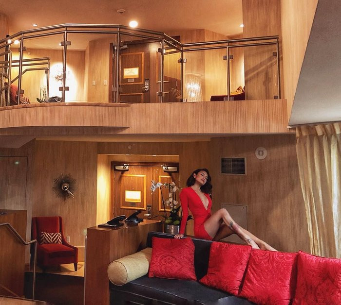Với thân hình bốc lửa, Samatha chuộng gu thời trang nóng bỏng, khoe hình thể và nổi bật là 9 hình xăm cực chất.