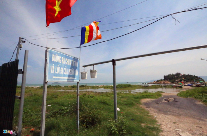 Sau gần 2 năm thu hồi, dự án bỏ hoang, trở thành điểm đen về môi trường và các tệ nạn xã hội. "Bây giờ có chốt canh nên tình trạng đổ chất thải, xà bần giảm nhiêu. Hồi trước ở đây rác chất thành đống bốc mùi hôi thối khủng khiếp", anh Lương Văn Cang, người địa phương cho biết.