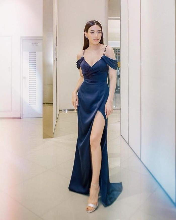 Với thời trang thảm đỏ, Kimberly lại hướng tới sự gợi cảm, sang trọng.
