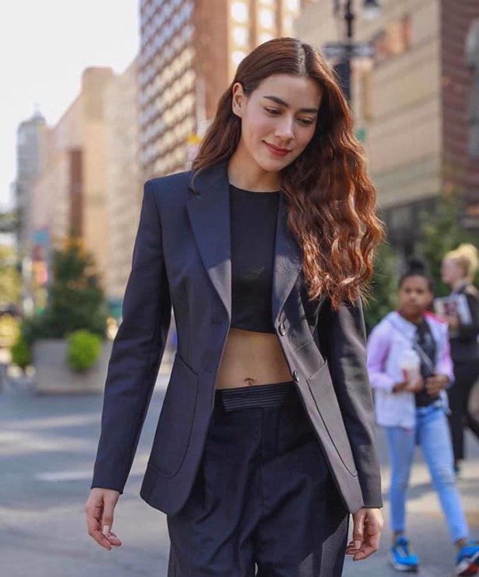 Diện áo croptop với quần âu và áo vest khiến cô nàng trông vừa sang chảnh vừa khoe được eo thon gợi cảm.