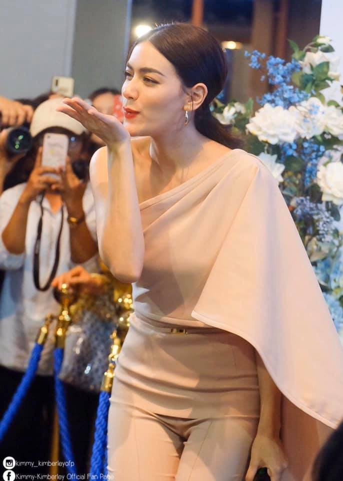 Cô nàng Kimmy trông cực kỳ sanh chảnh trong trang phục lệch vai màu hồng nude.