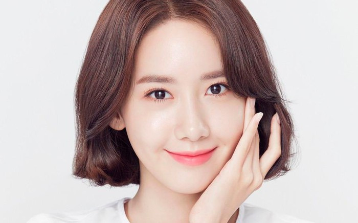Việc làm sạch, dưỡng ẩm và đắp mặt nạ là những bước quan trọng nhất trong bí kíp dưỡng da của Yoona. Cô luôn không quên đắp mặt nạ mỗi ngày nhưng sẽ thay đổi tùy vào tình trạng da.