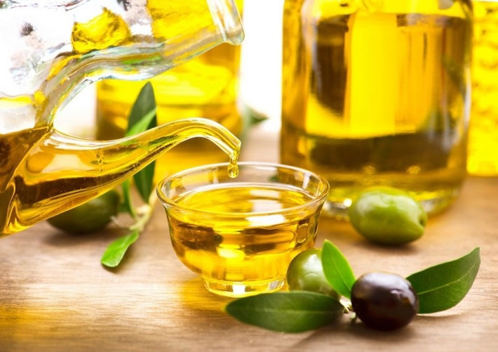 Dầu oliu chứa nhiều nguồn dinh dưỡng cần thiết cho sự phát triển của cơ thể và còn rất tốt trong việc chống lão hóa. Dầu oliu chứa hàm lượng lớn chất béo không bão hòa đơn và axit béo omega-3, rất tốt cho sức khỏe hệ tim mạch. Bạn nên dùng dầu oliu thay cho dầu ăn thông thường.