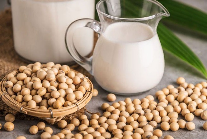 Đậu nành rất giàu isoflavone, có đặc tính chống viêm, chống oxy hóa, kháng khuẩn và chống ung thư hiệu quả. Do đó, chúng có thể giúp điều chỉnh phản ứng viêm của cơ thể, làm chậm quá trình lão hóa tế bào, chống lại vi khuẩn, cũng như bảo vệ cơ thể khỏi một số loại ung thư.