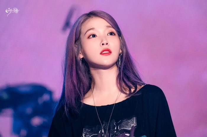 Mới đây, sau khi phát hành ca khúc mở đường “Love Poem” thuộc mini album thứ 5 trong sự nghiệp, nữ ca sĩ IU đã chính thức khởi động tour diễn cùng tên vào ngày 02/11 tại thành phố Gwangju, Hàn Quốc. Tại đây, nữ ca sĩ sinh năm 1993 khiến người hâm mộ không khỏi bất ngờ trước diện mạo khác lạ với màu tóc tím nổi bật.