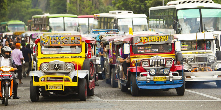Không lái xe ở Manila: Thủ đô của Philippines nổi tiếng với nạn kẹt xe "như cơm bữa". Nhiều du khách từng đến đây sợ hãi vì giao thông hỗn loạn. Theo travel blogger Drew Binsky, bạn có thể mất 4 tiếng để lái xe 5 km trong giờ cao điểm. Các phương tiện cũng di chuyển rất ẩu, dễ gây tai nạn. Do đó, trừ khi thực sự cần thiết, bạn không nên tự lái xe ở Manila. Ảnh: Popular Mechanics.