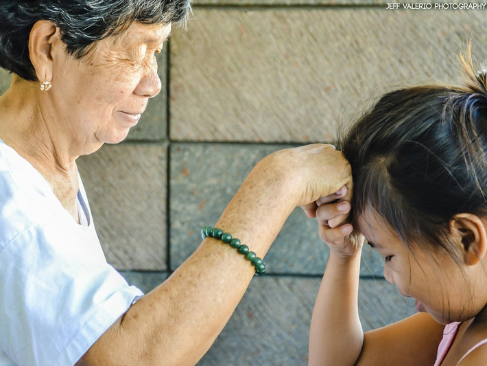 Thiếu tôn trọng người lớn tuổi: Người Philippines dành sự tôn trọng đặc biệt cho người cao tuổi. Từ "po" và "opo" thường được họ dùng để kết thúc câu khi nói chuyện với người lớn hơn. Khách ngoại quốc không nhất thiết phải sử dụng những từ này khi giao tiếp. Tuy nhiên, bạn vẫn cần lễ phép với người lớn tuổi nếu tới Philippines du lịch. Một trong những phép ứng xử cơ bản là pagmamano. Khi gặp người lớn tuổi, bạn cần cúi đầu, nắm tay họ và chạm lên trán mình. Ảnh: Steemit.