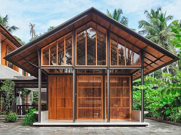 Cấu trúc chung của nhà cấp 4 ngoài gỗ còn có hệ khung bằng thép làm nhiệm vụ chịu lực. Mái dốc giúp thoát nước mưa tốt, chống nóng.