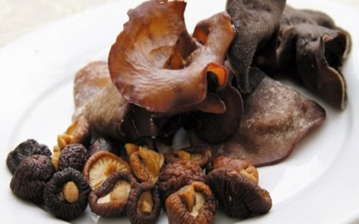 Mộc nhĩ tươi có chứa chất porphyrin - chất nhạy cảm ánh sáng. Nếu sau khi ăn mộc nhĩ tươi, cơ thể tiếp xúc với ánh sáng thì sẽ gây viêm da, ngứa, phù nề, trầm trọng có thể gây hoại tử da.