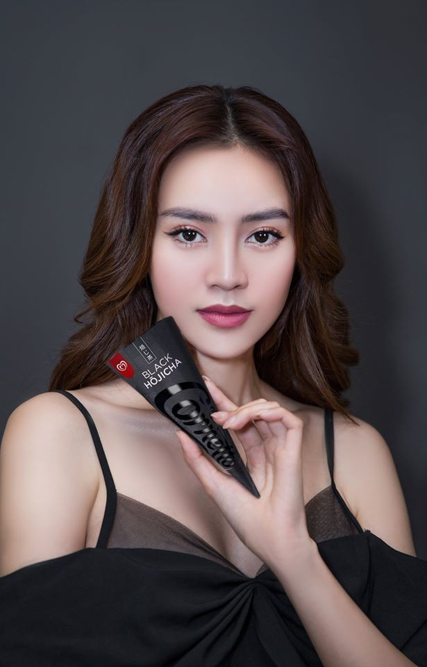 Món kem độc đáo này không chỉ có vị trà Hojicha thơm thơm, lớp kem sánh mịn, mà còn có thêm những hạt trân châu giòn rôm rốp độc đáo được tạo từ chocolate.