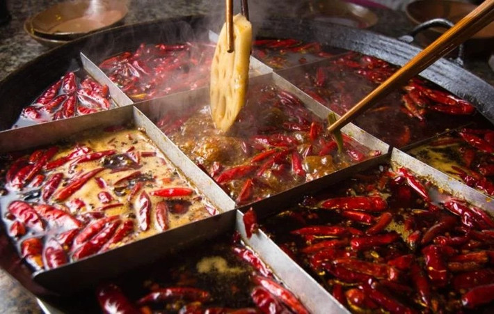Tăng cường trao đổi chất và đốt cháy calo: Nhiều người vã mồ hôi khi ăn thức ăn cay nóng. Việc đổ mồ hôi này có tác dụng như vận động thể chất, giúp đốt cháy calo. Nhiệt từ thức ăn cay đẩy mạnh trao đổi chất.