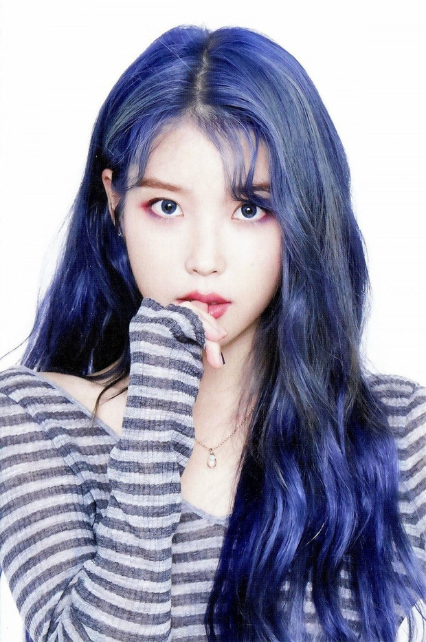 IU gây thương nhớ với nét đẹp trong trẻo, nhẹ nhàng khi mái tóc nhuộm xanh uốn nhẹ nhàng.