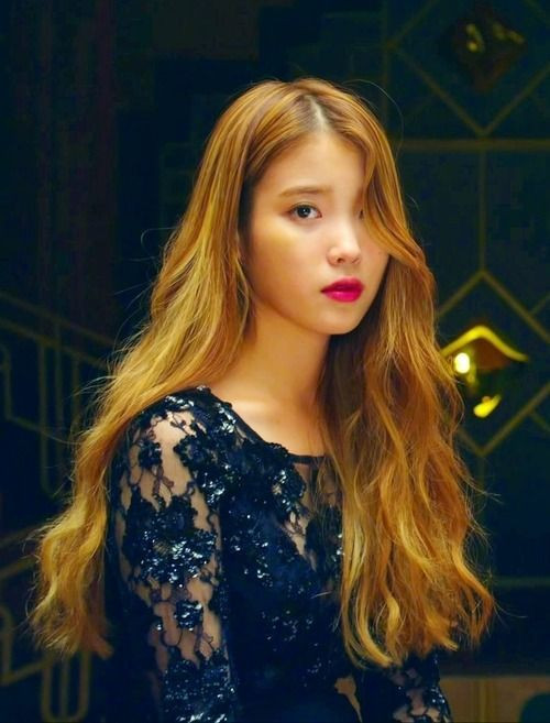 IU cũng từng gây thương nhớ với mái tóc vàng cuốn hút. Ảnh: Internet.