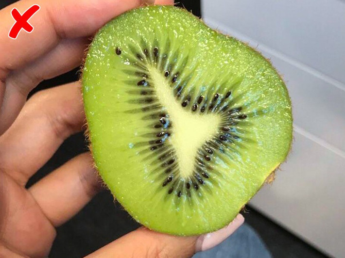 Chúng ta thường bóc vỏ kiwi mà không biết rằng phần vỏ lại chứa một lượng lớn chất dinh dưỡng, đặc biệt là chất xơ, folate và vitamin E. Nếu ăn nguyên cả vỏ, cơ thể sẽ hấp thụ đầy đủ chất dưỡng của kiwi.