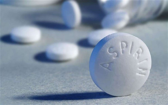 Sử dụng aspirin: Nghiền nát một viên kháng sinh Aspirin và cho vừa đủ nước để tạo thành một hỗn hợp sệt. Dùng tăm bông, chấm nhẹ thuốc lên nốt mụn và để khô. Aspirin sẽ chống lại sự viêm nhiễm trên da và khiến nốt mụn mờ đi. Bạn có thể để Aspirin trên da qua đêm.