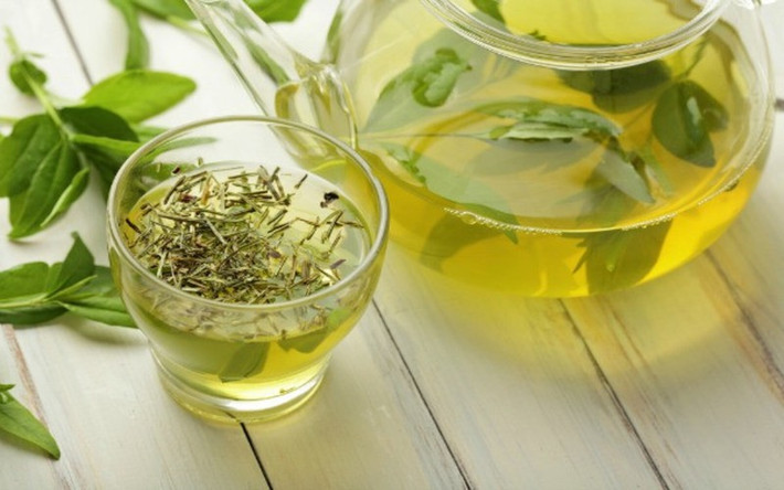 Đắp mặt bằng trà xanh: Trà xanh là một dung dịch làm se da có chứa nhiều chất chống oxy hóa, giúp đẩy lùi dấu hiệu lão hóa bằng cách chống lại các gốc tự do. Hãy nhúng một túi trà xanh vào nước nóng, sau đó bỏ túi trà ra và đắp nhanh vào những vùng da mụn.