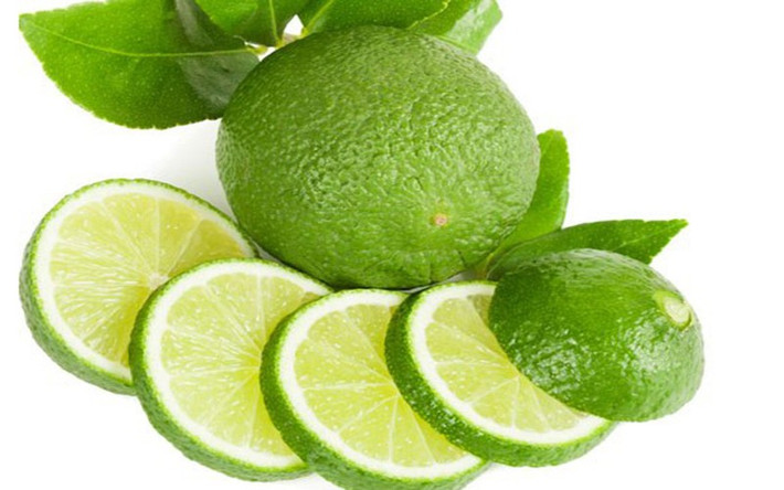 Sử dụng chanh: Cắt một lát chanh và nhẹ nhàng xoa lên vùng da bị mụn. Axit citric trong nước chanh sẽ diệt các vi khuẩn gây mụn và làm se da.