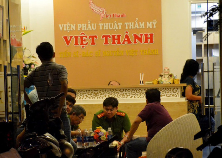Tháng 7/2017, ông Edward Hartley (53 tuổi, quốc tịch Mỹ) đã tử vong khi hút mỡ bụng tại thẩm mỹ viện Việt Thành (Sài Gòn). Cụ thể, sau khi được tiêm thuốc tê trước khi thực hiện hút mỡ bụng khoảng 10-15 phút, ông Edward Hartley có dấu hiệu trụy mạch. Bác sĩ của thẩm mỹ viện Việt Thành đã tiến hành hồi sức tim, phổi và gọi bệnh viện Trưng Vương tới hỗ trợ nhưng không hiệu quả, bệnh nhân bị tử vong.