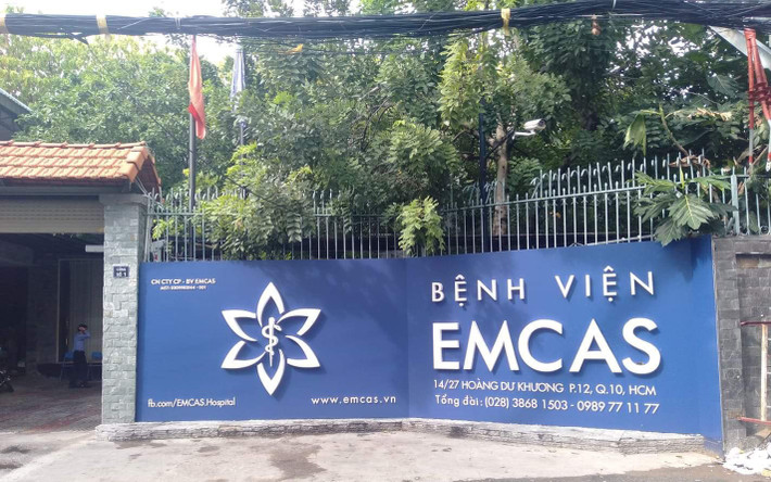 Trước đó không lâu, bệnh viện thẩm mỹ EMCAS (ở TP.HCM) cũng xảy ra một ca tử vong do nâng ngực. Ngày 17/10, chị V.N.A.T (33 tuổi) đến bệnh viện thẩm mỹ EMCAS thực hiện phẫu thuật thẩm mỹ nâng ngực. Sau 5 giờ phẫu thuật, bệnh nhân có biểu hiện bất thường: sùi bọt mép, lơ mơ. Ngay lập tức, bệnh nhân được tiến hành các biện pháp hồi sức rồi chuyển sang bệnh viện Nhân dân 115. Tuy nhiên, bệnh nhân đã tử vong.
