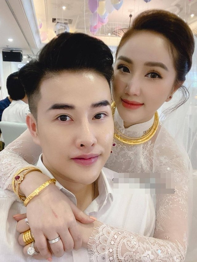 Hình ảnh do em họ Bảo Thy đăng tải. Đếm sương sương, có 3 chiếc vòng vàng trên cổ Bảo Thy, hai bông tai đá quý. Chưa kể 3 chiếc nhẫn lấp lánh, trong đó một chiếc đính viên kim cương cỡ lớn - tín vật định tình của vợ chồng nữ ca sĩ. Cũng không thể không kể đến 5 chiếc nhẫn vàng trên ngón tay giữa của cô dâu.