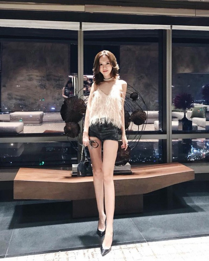Chiếc áo lông sát nách được nàng tiểu thư phối với quần short cực ngắn nhằm khoe đôi chân thon dài.