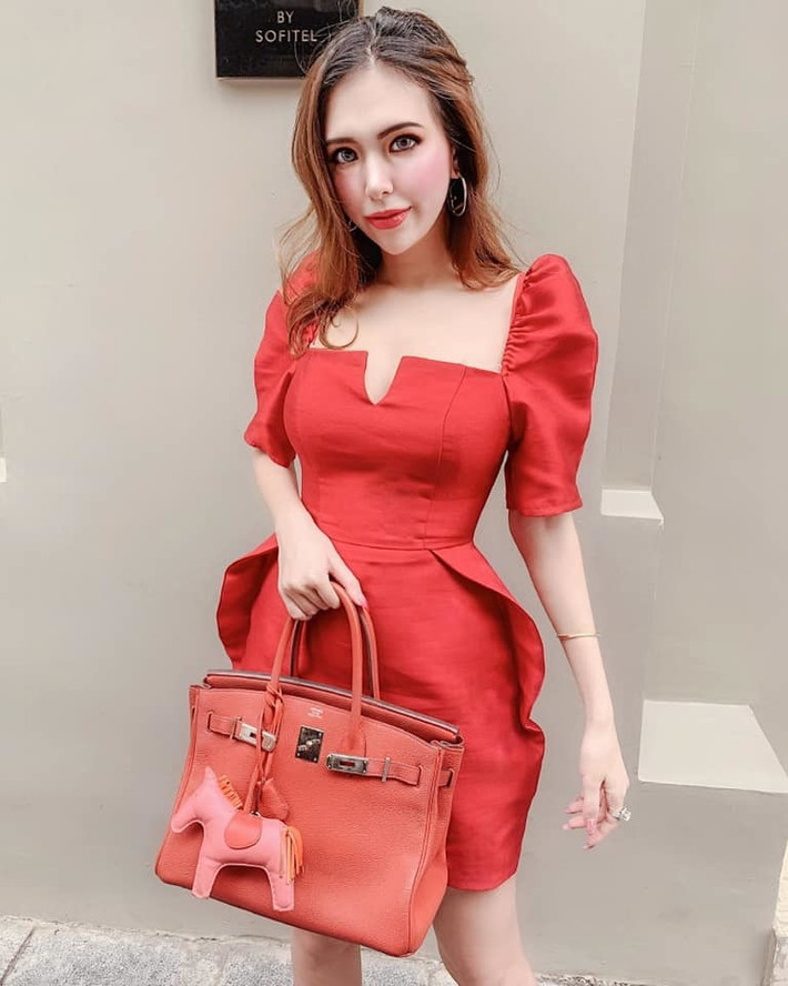 Là một nàng tiểu thư trong một gia đình khá giả tại Hà Nội, Lê Ngọc Phương Uyên có đầy đủ điều kiện để học hành giỏi giang, ăn mặc sanh chảnh.