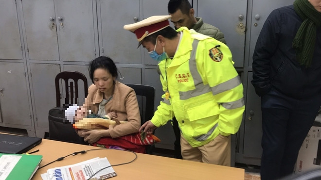 Người phụ nữ nửa đêm ôm con lên cầu Bãi Cháy định tự tử. Khoảng 2h10 ngày 18/12, tại cầu Bãi Cháy, tổ công tác thuộc đội CSGT số 2 đang thực hiện nhiệm vụ tuần tra kiểm soát, bảo đảm trật tự an toàn giao thông thì nhận được tin báo có 1 người phụ nữ bế theo cháu nhỏ có ý định nhảy cầu tự tử. Sau khi tiếp cận, tổ công tác đã động viên người phụ nữ từ bỏ ý định tự tử. Qua xác minh, người phụ nữ trên là chị L.H.Y trú tại phường Bãi Cháy, TP Hạ Long.