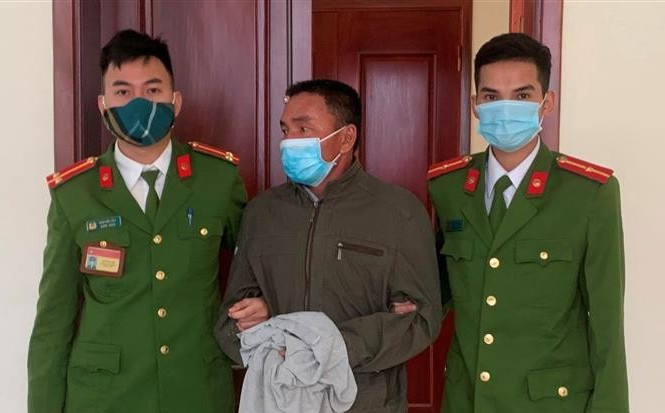 Kẻ giết người sa lưới sau 23 năm trốn truy nã. Ngày 19/12, đội Cảnh sát truy nã, phòng Cảnh sát hình sự, Công an tỉnh Nghệ An đã dẫn giải đối tượng giết người Phạm Đức Bình (SN 1976, trú phường Quang Tiến, Thái Hòa, Nghệ An) sau 23 năm lẩn trốn về quy án. Trước đó, vào tháng 6/1998, Bình cùng nhóm đối tượng đã đánh tử vong ông Lê Văn L. và khiến một số người khác bị thương. Sau đó, công an đã bắt 3 đối tượng còn Bình bỏ trốn. Sau khi trốn, Bình đến khu vực giáp biên giới Campuchia tại huyện Tân Biên, tỉnh Tây Ninh và đổi tên thành Phạm Đức Vinh và tạo cho mình một vỏ bọc hoàn hảo. Đầu tháng 12/2020, Bình bị phòng Cảnh sát hình sự đã phối hợp phòng Cảnh sát hình sự, Công an tỉnh Tây Ninh tiến hành xác minh, bắt giữ.