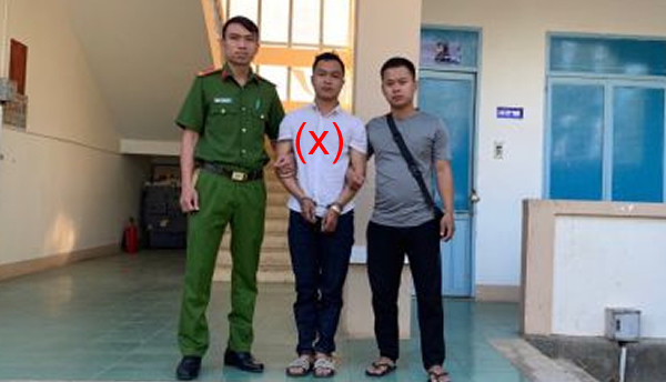 Quay lén "mây mưa" để tống tiền. Ngày 19/12, Công an TP Kon Tum (Kon Tum) đã bàn giao đối tượng Lê Đức Hùng (trú tỉnh Kon Tum) cho CATP Dĩ An (Bình Dương) để điều tra, làm rõ về hành vi “Cưỡng đoạt tài sản”. Hùng là người chủ mưu trong vụ cưỡng đoạt tài sản tại TP Dĩ An hiện đã bỏ trốn về TP Kon Tum. Hùng khai nhận đã vào thuê phòng và lắp 5 camera tại 4 khách sạn trên địa bàn tỉnh Bình Dương để quay lại cảnh các cặp đôi quan hệ tình dục rồi dùng nó để đe dọa, tống tiền các nạn nhân. Ảnh: CAĐN
