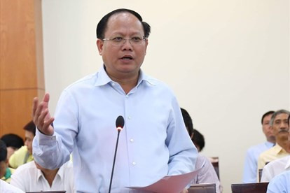 Cuối tháng 12/2018, Ban chấp hành Trung ương kỷ luật ông Tất Thành Cang bằng hình thức cách chức Ủy viên Trung ương Đảng khoá XII, Phó bí thư thường trực Thành ủy, Ủy viên Ban Thường vụ Thành ủy TP HCM nhiệm kỳ 2015-2020, vì đã có những khuyết điểm, vi phạm rất nghiêm trọng. Sau khi bị cách chức Phó bí thư Thường trực Thành ủy, ông Tất Thành Cang được phân công qua Ban định hướng nội dung nghiên cứu lịch sử thành phố.