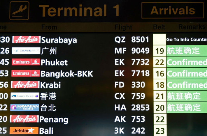 Bảng hiệu sân bay Changi: Những người liên quan đến chuyến bay QZ 8501 của Air Asia cần tới quầy thông tin.