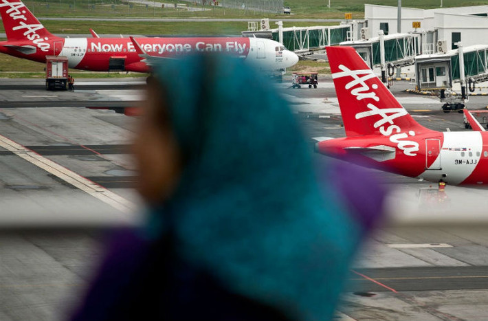 Máy bay của Air Asia trên sân bay Changi.