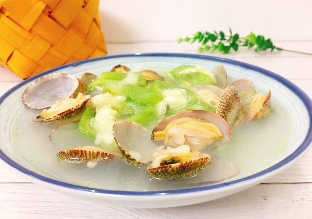 Cho lượng nước vừa đủ để đun sôi nghêu, khi nghêu mở ra và nước bắt đầu chuyển đục, thả mướp vào đun đến khi mướp chín là được.