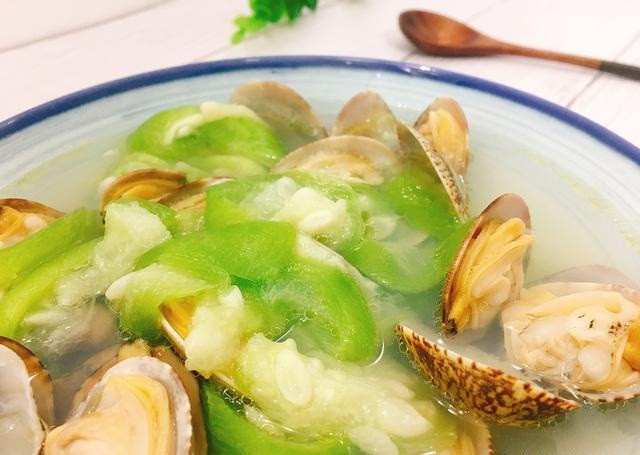 Múc ra bát để nguội bớt đến lúc chan canh hoặc uống không sẽ ngon hơn nhiều.