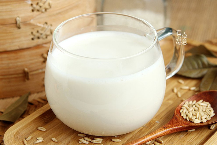 Dừa được mệnh danh là sữa thực vật, phần cơm dừa thơm rất giàu khoáng chất, kali và magiê, có thể bổ sung nước và giảm rối loạn điện giải. Nước dừa ngọt không chỉ làm dịu cơn khát mà con giúp bổ tỳ vị và dạ dày.