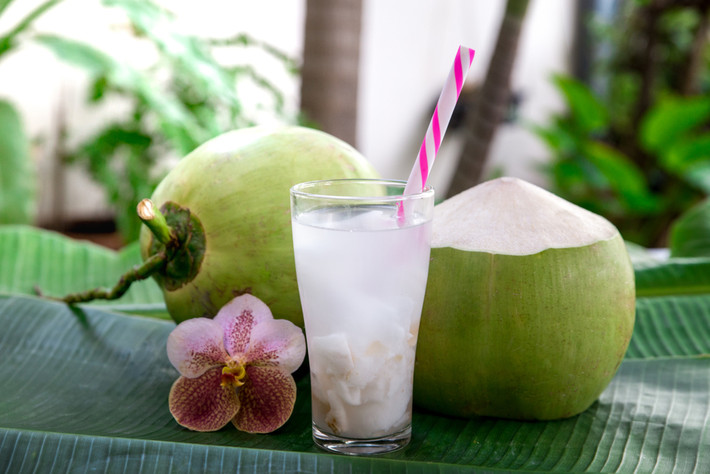 Dừa được mệnh danh là sữa thực vật, phần cơm dừa thơm rất giàu khoáng chất, kali và magiê, có thể bổ sung nước và giảm rối loạn điện giải. Nước dừa ngọt không chỉ làm dịu cơn khát mà con giúp bổ tỳ vị và dạ dày.