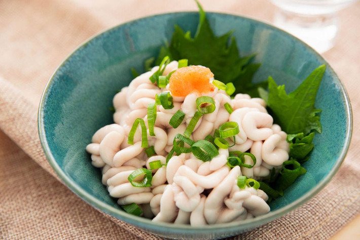 Shirako là tên gọi chung của món ăn đặc sản Nhật Bản được chế biến từ túi tinh trùng của cá tuyết và một số loài cá biển khác. Nói cách khác, nó chính là tinh hoàn cá đực.