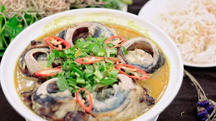 Tuy quá trình khai thác mắt cá ngừ công phu nhưng việc chế biến lại được giảm thiểu. Khi chín, các cơ quanh mắt và phần mỡ được xem là hấp dẫn nhất.