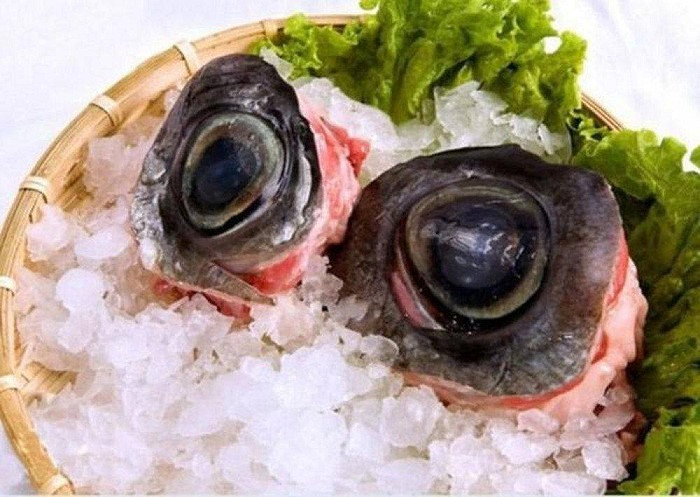 Nếu dám thử món ăn gây ám ảnh này, bạn có thể tìm thấy chúng trong thực đơn của nhà hàng trên khắp đất nước Nhật Bản. Có nhiều công thức chế biến mắt cá ngừ khác nhau nhưng cách đơn giản nhất để chế biến chúng là chỉ cần luộc hoặc hấp, nêm thêm với tỏi hoặc nước tương.