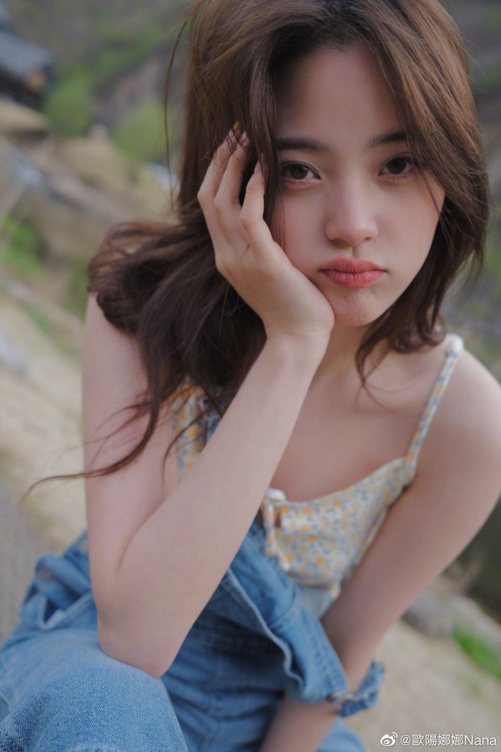 Những năm gần đây Âu Dương Na Na phát triển sự nghiệp hoàn toàn ở đại lục và nhận được sự quan tâm rất lớn của người hâm mộ. Nhiều người đánh giá Âu Dương Na Na là nữ thần thanh xuân.